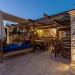 Agro Art Boutique & Luxury - Two Art With Pools, Unique Decors, And A Treehouse Option