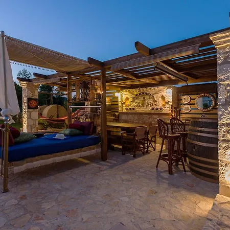 Agro Art Boutique & Luxury - Two Art With Pools, Unique Decors, And A Treehouse Option