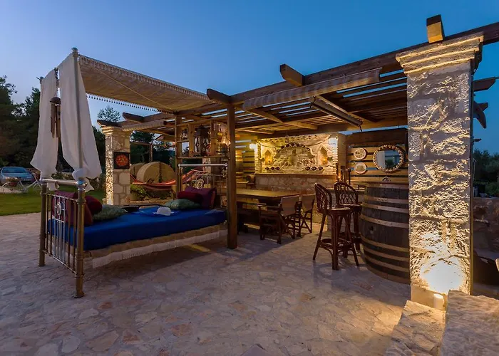 Agro Art Boutique & Luxury - Two Art With Pools, Unique Decors, And A Treehouse Option